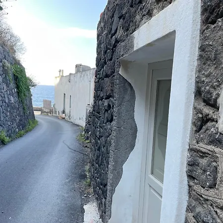 Apartment Casa Uva, Sul Porto Di Malfa (Salina)